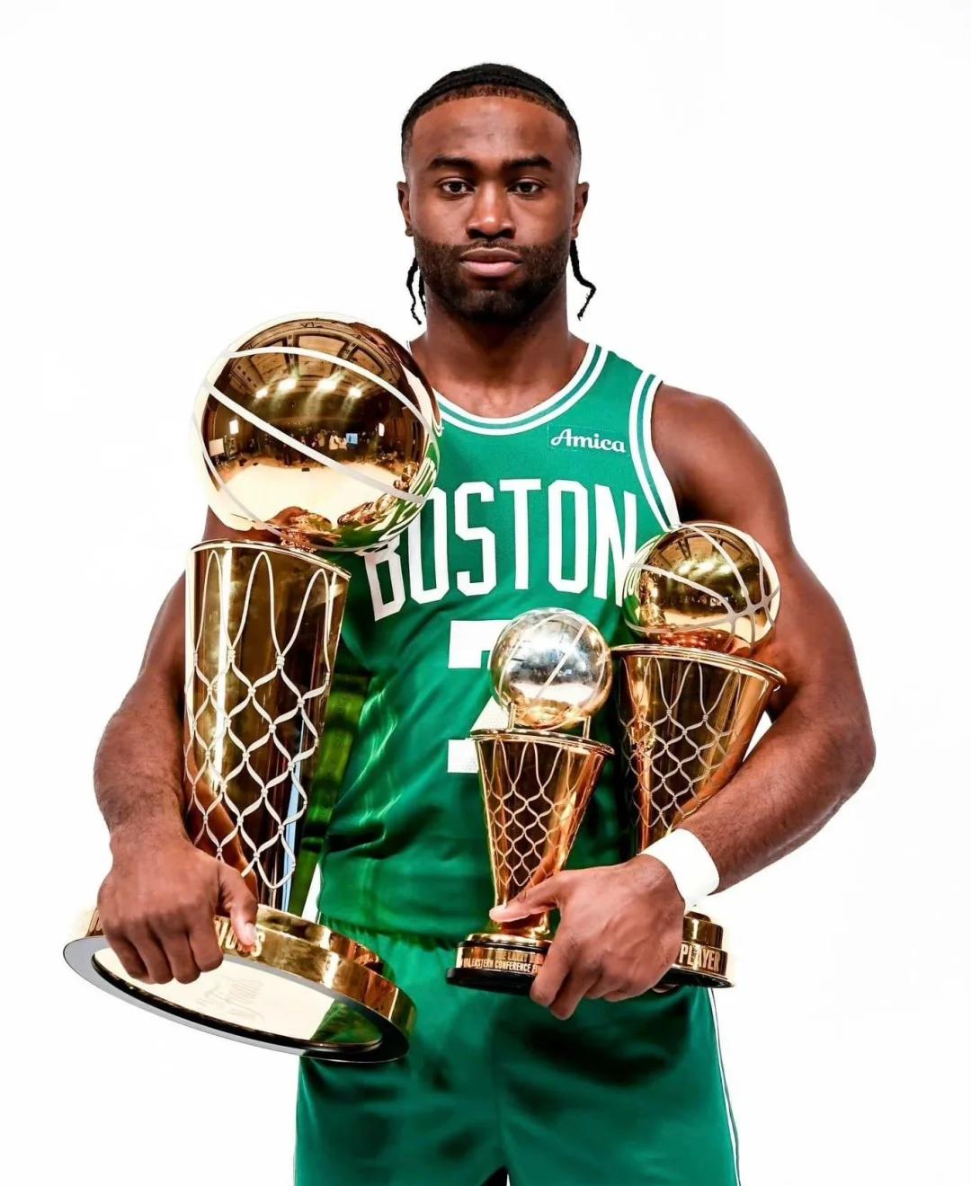 包含尼克斯横扫湖人，杰伦·布朗完成帽子戏法的词条