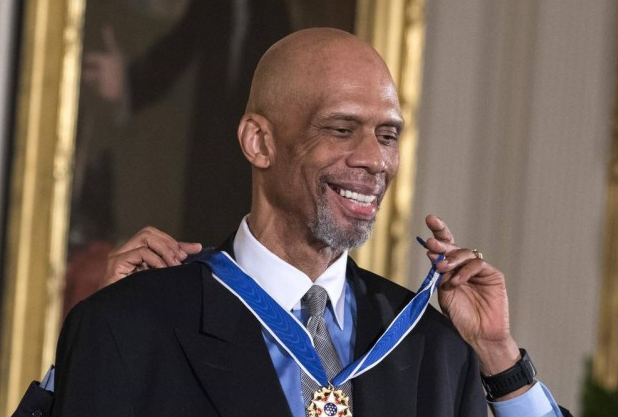 包含国王横扫巴西男篮,拉塞尔一己之力扛起全队的词条 包含国王横扫巴西男篮,拉塞尔一己之力扛起全队的词条