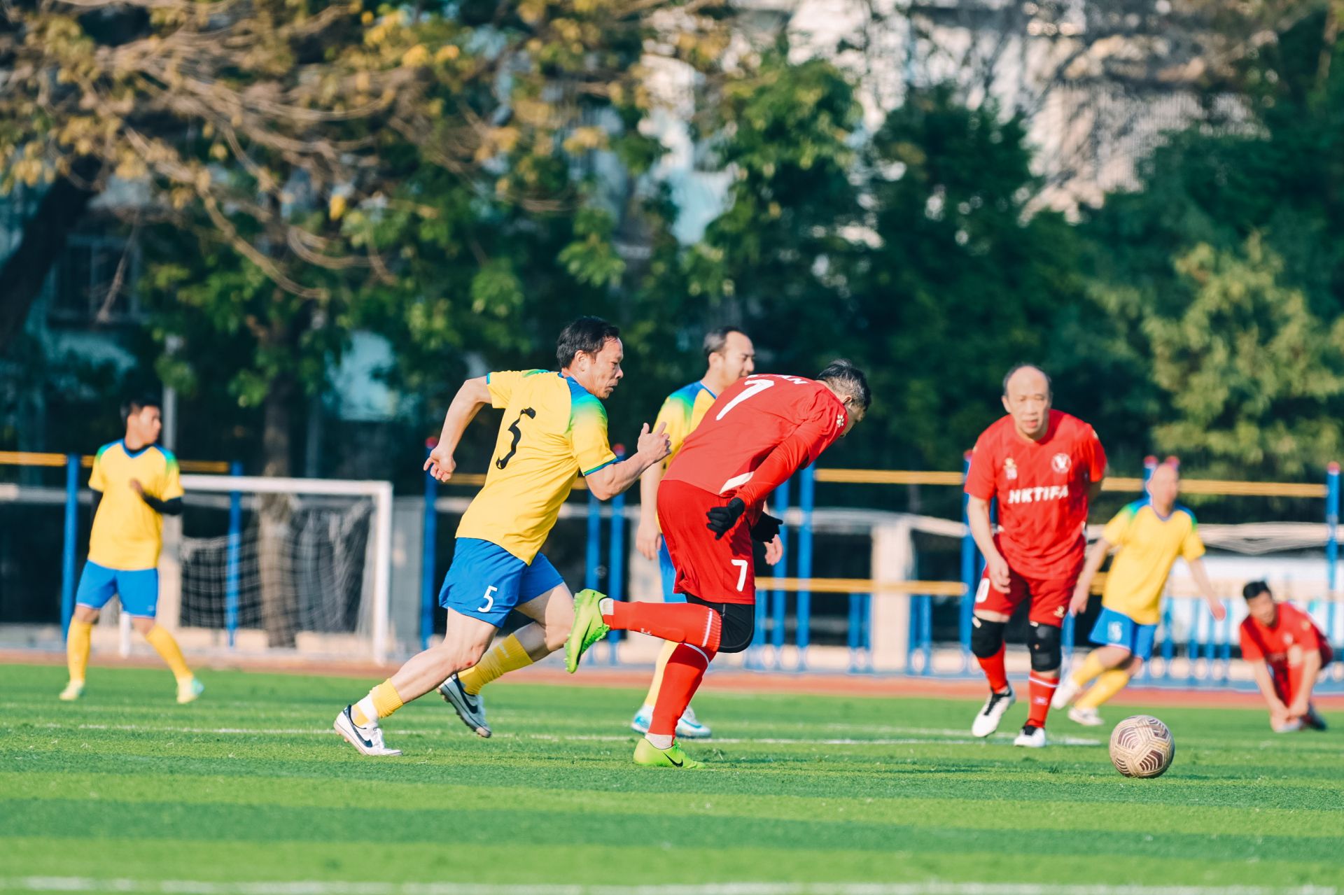 关于足球职业赛事高潮不断，精彩比赛连连上演的信息