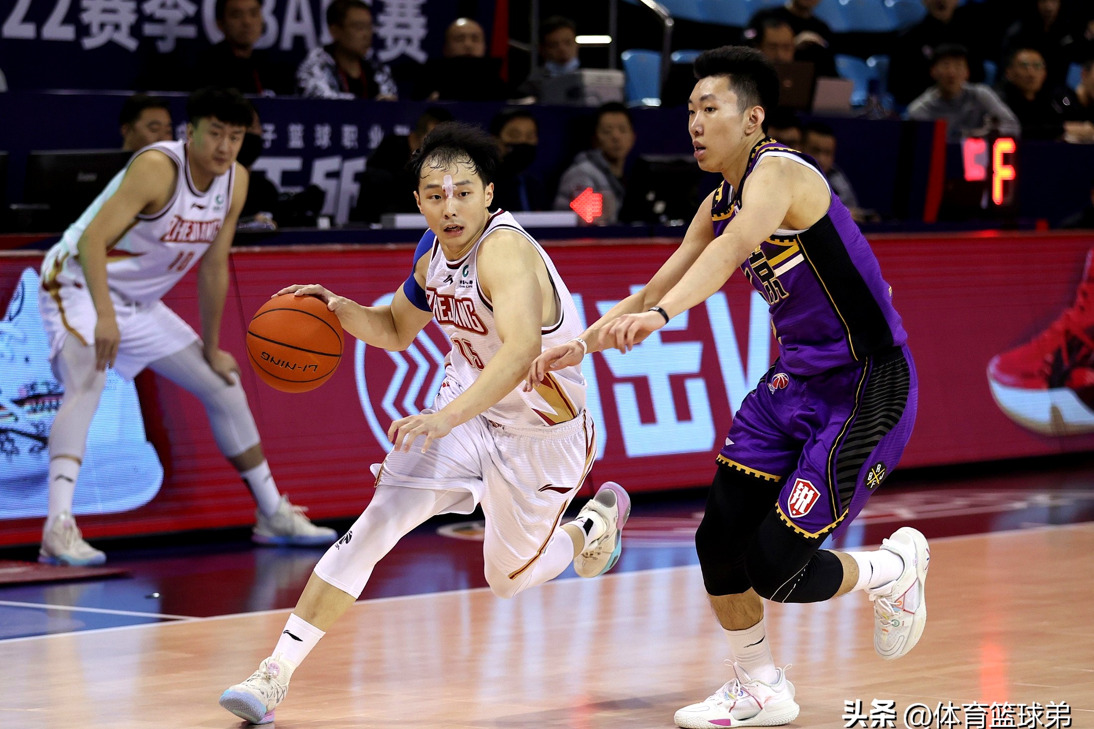 包含广东男篮进攻节奏混乱，CBA俱乐部需加强战术训练的词条