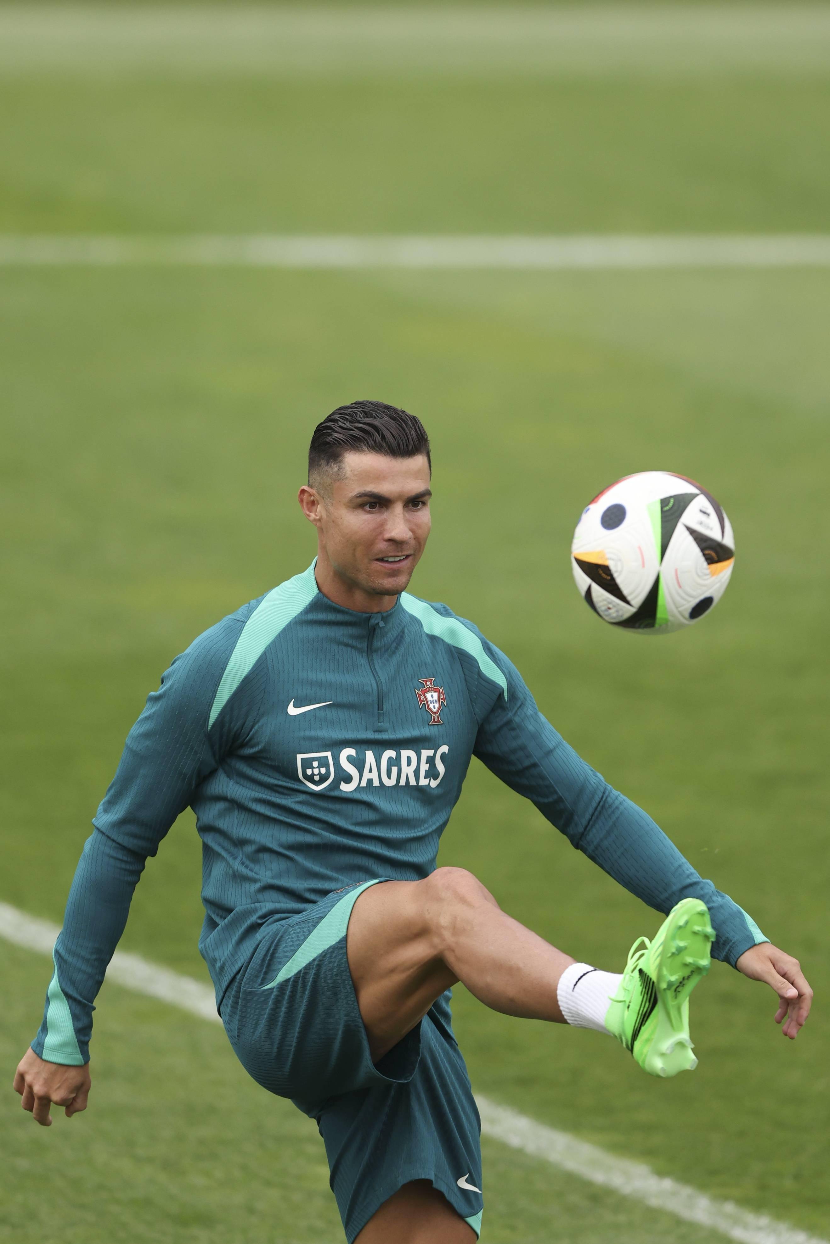 足球比赛激烈热血,球员表现亮眼的简单介绍 足球比赛激烈热血,球员表现亮眼的简单介绍